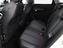 Peugeot 3008 1.2 PureTech Blue Lease Premium Avantage Apple Carplay/Android Auto, Achteruitrijcamera, Cruise control, Bluetooth, Parkeersensor voor en achter, Regensensor, Rijstrooksensor, stuur multifunctioneel Stap in comfort en stijl met deze Peugeot 3008 1.2 PureTech Blue Lease Premium Avantage uit 2020 met automaat. Deze moderne SUV combineert een krachtige en zuinige benzinemotor met een soepel