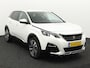 Peugeot 3008 1.2 PureTech Blue Lease Premium Avantage Apple Carplay/Android Auto, Achteruitrijcamera, Cruise control, Bluetooth, Parkeersensor voor en achter, Regensensor, Rijstrooksensor, stuur multifunctioneel Stap in comfort en stijl met deze Peugeot 3008 1.2 PureTech Blue Lease Premium Avantage uit 2020 met automaat. Deze moderne SUV combineert een krachtige en zuinige benzinemotor met een soepel