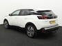 Peugeot 3008 1.2 PureTech Blue Lease Premium Avantage Apple Carplay/Android Auto, Achteruitrijcamera, Cruise control, Bluetooth, Parkeersensor voor en achter, Regensensor, Rijstrooksensor, stuur multifunctioneel Stap in comfort en stijl met deze Peugeot 3008 1.2 PureTech Blue Lease Premium Avantage uit 2020 met automaat. Deze moderne SUV combineert een krachtige en zuinige benzinemotor met een soepel