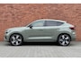 Volvo C40 Recharge Plus 69 kWh | Heico | Verlaagd | Carrosserie in Sage Green | 20" Lichtmetalen Velgen met All-Season Banden | Stuur- en Stoelverwarming | Panoramadak | Google Infotainment | Apple Carplay | Standkachel | Harman Kardon | 360 Graden Camera