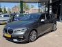 BMW 1-Serie 118i High Executive Edition PANORAMADAK | NAVIGATIE | STOELVERWARMING | CAMERA | LEDER SPORT INTERIEUR | ACHTERUIT RIJ CAMERA | PARKEERSENSOREN | AIRCO/ECC | CRUISECONTROL | LED | AFNEEMBARE TREKHAAK |