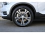 Volvo XC40 1.5 T5 Recharge Plug-in Hybrid Inscription | Parkeerverwarming Met Timer | Trekhaak | All-Season Banden | Alarmklasse 3 | Lederen Bekleding | Harman/Kardon Premium Audio | BLIS Dodehoekdetectie | Adaptieve Cruise Control | Pilot Assist | Parkeersensoren Voor & Achter | Achteruitrijcamera | Verwarmbare Achterbank | Stoelverwarming | Stuurverwarming | Elektrische Achterklep |