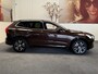 Volvo XC60 2.0 T4 MOMENTUM AUTOMAAT PANORAMADAK NAVIGATIE ADAPTIVE CRUISE CONTROL SCHUIF/KANTELDAK APPLE CARPLAY/ANDROID RIJSTROOKSENSOREN ELEK. UITKLAPBARE TREKHAAK ZEER MOOI !!