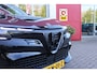 Alfa Romeo Junior Elettrica VELOCE 280PK 54 kWh | SPORT PACK (SABELT SPORTSTOELEN ELEKTRISCH BEDIENBAAR OP DE BESTUURDERSSTOEL/STOEL VERWARMING/ALUMINIUM INSTAPLIJSTEN EN PEDALEN/PERFROMANCE STUURWIEL MET ALCANTARA/PERFORMANCE BODYKIT "PROGRESSO"/AMBIENT LIGHT/GETINTE ACHETRRUITEN | TECHNO PACK (LED MATRIX KOPLAMPEN/AUTOMATISCH DIMMENDE BINNENSPIEGEL/DRAADLOZE TELEFOONLADER/DODEHOEK DETECTIE/NAVIGATIE/ELEKTRISCH BEDIENBARE ACHTERKLEP/KEYLESS ENTRY/KEYLESS START/ADAPTIVE CRUISE CONTROL/ACHTERUITRIJ CAMERA) | DRAADLOZE APPLE CARPLAY/ANDROID AUTO | 20" LICHTMETALEN VELGEN "VENTI" | RODE REMKLAUWEN | DC SNELLADER | "TORSEN" SPERDIFFERENTIEEL | GROTERE REMSCHIJVEN VOOR |