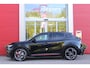 Alfa Romeo Junior Elettrica VELOCE 280PK 54 kWh | SPORT PACK (SABELT SPORTSTOELEN ELEKTRISCH BEDIENBAAR OP DE BESTUURDERSSTOEL/STOEL VERWARMING/ALUMINIUM INSTAPLIJSTEN EN PEDALEN/PERFROMANCE STUURWIEL MET ALCANTARA/PERFORMANCE BODYKIT "PROGRESSO"/AMBIENT LIGHT/GETINTE ACHETRRUITEN | TECHNO PACK (LED MATRIX KOPLAMPEN/AUTOMATISCH DIMMENDE BINNENSPIEGEL/DRAADLOZE TELEFOONLADER/DODEHOEK DETECTIE/NAVIGATIE/ELEKTRISCH BEDIENBARE ACHTERKLEP/KEYLESS ENTRY/KEYLESS START/ADAPTIVE CRUISE CONTROL/ACHTERUITRIJ CAMERA) | DRAADLOZE APPLE CARPLAY/ANDROID AUTO | 20" LICHTMETALEN VELGEN "VENTI" | RODE REMKLAUWEN | DC SNELLADER | "TORSEN" SPERDIFFERENTIEEL | GROTERE REMSCHIJVEN VOOR |