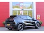 Alfa Romeo Junior Elettrica VELOCE 280PK 54 kWh | SPORT PACK (SABELT SPORTSTOELEN ELEKTRISCH BEDIENBAAR OP DE BESTUURDERSSTOEL/STOEL VERWARMING/ALUMINIUM INSTAPLIJSTEN EN PEDALEN/PERFROMANCE STUURWIEL MET ALCANTARA/PERFORMANCE BODYKIT "PROGRESSO"/AMBIENT LIGHT/GETINTE ACHETRRUITEN | TECHNO PACK (LED MATRIX KOPLAMPEN/AUTOMATISCH DIMMENDE BINNENSPIEGEL/DRAADLOZE TELEFOONLADER/DODEHOEK DETECTIE/NAVIGATIE/ELEKTRISCH BEDIENBARE ACHTERKLEP/KEYLESS ENTRY/KEYLESS START/ADAPTIVE CRUISE CONTROL/ACHTERUITRIJ CAMERA) | DRAADLOZE APPLE CARPLAY/ANDROID AUTO | 20" LICHTMETALEN VELGEN "VENTI" | RODE REMKLAUWEN | DC SNELLADER | "TORSEN" SPERDIFFERENTIEEL | GROTERE REMSCHIJVEN VOOR |