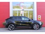 Alfa Romeo Junior Elettrica VELOCE 280PK 54 kWh | SPORT PACK (SABELT SPORTSTOELEN ELEKTRISCH BEDIENBAAR OP DE BESTUURDERSSTOEL/STOEL VERWARMING/ALUMINIUM INSTAPLIJSTEN EN PEDALEN/PERFROMANCE STUURWIEL MET ALCANTARA/PERFORMANCE BODYKIT "PROGRESSO"/AMBIENT LIGHT/GETINTE ACHETRRUITEN | TECHNO PACK (LED MATRIX KOPLAMPEN/AUTOMATISCH DIMMENDE BINNENSPIEGEL/DRAADLOZE TELEFOONLADER/DODEHOEK DETECTIE/NAVIGATIE/ELEKTRISCH BEDIENBARE ACHTERKLEP/KEYLESS ENTRY/KEYLESS START/ADAPTIVE CRUISE CONTROL/ACHTERUITRIJ CAMERA) | DRAADLOZE APPLE CARPLAY/ANDROID AUTO | 20" LICHTMETALEN VELGEN "VENTI" | RODE REMKLAUWEN | DC SNELLADER | "TORSEN" SPERDIFFERENTIEEL | GROTERE REMSCHIJVEN VOOR |