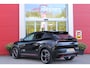 Alfa Romeo Junior Elettrica VELOCE 280PK 54 kWh | SPORT PACK (SABELT SPORTSTOELEN ELEKTRISCH BEDIENBAAR OP DE BESTUURDERSSTOEL/STOEL VERWARMING/ALUMINIUM INSTAPLIJSTEN EN PEDALEN/PERFROMANCE STUURWIEL MET ALCANTARA/PERFORMANCE BODYKIT "PROGRESSO"/AMBIENT LIGHT/GETINTE ACHETRRUITEN | TECHNO PACK (LED MATRIX KOPLAMPEN/AUTOMATISCH DIMMENDE BINNENSPIEGEL/DRAADLOZE TELEFOONLADER/DODEHOEK DETECTIE/NAVIGATIE/ELEKTRISCH BEDIENBARE ACHTERKLEP/KEYLESS ENTRY/KEYLESS START/ADAPTIVE CRUISE CONTROL/ACHTERUITRIJ CAMERA) | DRAADLOZE APPLE CARPLAY/ANDROID AUTO | 20" LICHTMETALEN VELGEN "VENTI" | RODE REMKLAUWEN | DC SNELLADER | "TORSEN" SPERDIFFERENTIEEL | GROTERE REMSCHIJVEN VOOR |
