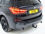 BMW X1 sDrive20i M Sport Full Black | HUD | Trekhaak | Sfeerlicht | Donkere Hemel | Stoelverwarming | Cruise | PDC | Carplay