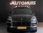 Porsche Cayenne 3.0 E-Hybrid Sport Design/Sport Chrono/Pano/Softclose/Memory/Alcantara Dak/Bose/Stuurverwarming/22"
