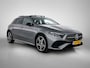 Mercedes-Benz A-klasse 250 e AMG Nightpakket Plug-In Hybride | Panoramadak | Burmester® | Sfeerverlichting | Keyless Go | CarPlay | Parkeerpakket met Camera | Inclusief 24 maanden Mercedes-Benz Certified garantie voor Europa.