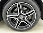Mercedes-Benz A-klasse 250 e AMG Nightpakket Plug-In Hybride | Panoramadak | Burmester® | Sfeerverlichting | Keyless Go | CarPlay | Parkeerpakket met Camera | Inclusief 24 maanden Mercedes-Benz Certified garantie voor Europa.