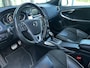 Volvo V40 1.5 T3 Polar+ Sport Automaat, Alarm, Panorama dak, Harman-Kardon Premium Audio, Trekhaak, Full led verlichting, Verwamde stoelen.