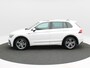 Volkswagen Tiguan 1.5 TSi 150 Pk Automaat Highline Business R | Trekhaak | Panoramadak | Stoelverwarming | Adaptive Cruise | Camera | CarPlay | Navigatie | 19 Inch
