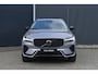 Volvo XC60 T6 Plug-in hybrid AWD Ultra Dark | Luchtvering | Panoramadak | Semi-elektrische trekhaak | 360 graden camera | Premium audio by Harman Kardon | BLIS | Keyless | Head-up display | Elektrische stoelen met geheugen
