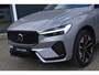 Volvo XC60 T6 Plug-in hybrid AWD Ultra Dark | Luchtvering | Panoramadak | Semi-elektrische trekhaak | 360 graden camera | Premium audio by Harman Kardon | BLIS | Keyless | Head-up display | Elektrische stoelen met geheugen