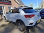 Volkswagen T-Roc 1.0 TSI Style Business metallic grijs. o.a. carplay, stoelverwarming, navi, pdc. Zeer netjes.