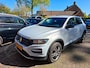 Volkswagen T-Roc 1.0 TSI Style Business metallic grijs. o.a. carplay, stoelverwarming, navi, pdc. Zeer netjes.