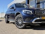 Mercedes-Benz GLC 350e 4MATIC Premium Plus / Automaat / Volledig Dealer-Onderhouden / Nieuw HV Accupakket / Vol-Leder + Lederen Interieurdelen / Open/Pano-dak / Adaptieve Led Koplampen / Head-Up Display / Burmester Audio / Akoestikglas / Elektrisch verstelbare voorstoelen met geheugen + stuurkolom / Stoelverwarming / Adaptieve Cruise-Control met stuurhulp / DAB / Navi / 360 Camera / ELKTR-Achterklep / ELKTR-Trekhaak / PDC / LMV 19'' / ENZ.