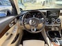 Mercedes-Benz GLC 350e 4MATIC Premium Plus / Automaat / Volledig Dealer-Onderhouden / Nieuw HV Accupakket / Vol-Leder + Lederen Interieurdelen / Open/Pano-dak / Adaptieve Led Koplampen / Head-Up Display / Burmester Audio / Akoestikglas / Elektrisch verstelbare voorstoelen met geheugen + stuurkolom / Stoelverwarming / Adaptieve Cruise-Control met stuurhulp / DAB / Navi / 360 Camera / ELKTR-Achterklep / ELKTR-Trekhaak / PDC / LMV 19'' / ENZ.