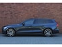 Volvo V60 T8 Plug-in hybrid AWD Ultra Perf. Ed. Dark |Panoramisch schuif-/ kanteldak | Head up display | Polestar Engineered optimisation | Bowers & Wilkins | 360 graden camera | Geventileerde voorstoelen met massagefunctie | Elektrisch bedienbare voorstoelen met geheugenfunctie | Extra getint glas | Stoel-/ stuurwielverwarming | Verwarmde achterbank | 20 inch. lichtmetalen velgen | Adaptieve cruise control | BLIS