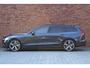 Volvo V60 T8 Plug-in hybrid AWD Ultra Perf. Ed. Dark |DEMO DEAL| Geventileerde voorstoelen met massagefunctie | Panoramisch schuif-/ kanteldak | Head up display | Polestar Motortuning | Bowers & Wilkins High End Audio | 360 graden camera | Geventileerde voorstoelen met massagefunctie | Elektrisch bedienbare voorstoelen met geheugenfunctie | Extra getint glas | Stoel-/ stuurwielverwarming | Verwarmde achterbank | 19'' lichtmetalen velgen | Adaptieve cruise control | BLIS