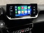 Peugeot 2008 1.2 PureTech Allure Sport (VIRTUAL COCKPIT, APPLE CARPLAY, GROOT NAVI, KEYLESS, 360 CAMERA, STOELVERWARMING, LEDER, SPORTSTOELEN, GETINT GLAS, LM VELGEN, NIEUWSTAAT)