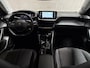 Peugeot 2008 1.2 PureTech Allure Sport (VIRTUAL COCKPIT, APPLE CARPLAY, GROOT NAVI, KEYLESS, 360 CAMERA, STOELVERWARMING, LEDER, SPORTSTOELEN, GETINT GLAS, LM VELGEN, NIEUWSTAAT)