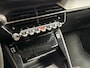 Peugeot 2008 1.2 PureTech Allure Sport (VIRTUAL COCKPIT, APPLE CARPLAY, GROOT NAVI, KEYLESS, 360 CAMERA, STOELVERWARMING, LEDER, SPORTSTOELEN, GETINT GLAS, LM VELGEN, NIEUWSTAAT)