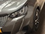 Peugeot 2008 1.2 PureTech Allure Sport (VIRTUAL COCKPIT, APPLE CARPLAY, GROOT NAVI, KEYLESS, 360 CAMERA, STOELVERWARMING, LEDER, SPORTSTOELEN, GETINT GLAS, LM VELGEN, NIEUWSTAAT)