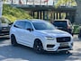 Volvo XC90 2.0 T8 Recharge AWD | Hybrid | Parelmoer White | Luchtvering | Bower & Wilkins | Panodak | Stoelen ventilatie/massage | Trekhaak |