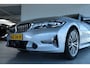 BMW 3-Serie Touring 330 e Luxury Line ''OP AFSPRAAK'' | Driving Professional | Head-up | Trekhaak | Camera | Stoelverwarming | Elektr. Klep | Adapt. Cruise | Navi | Carplay | Climate 3 zone | 18 Inch
