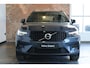 Volvo XC40 B4 Plus Dark | Trekhaak Semi-elektrisch | Adaptieve Cruise Control | Pilot Assist | Verwarmbare voorstoelen | Verwarmbaar stuurwiel | Blind Spot Information System | Verwarmbare voorruit | Parkeercamera | Parkeersensoren voor + achter |
