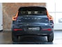 Volvo XC40 B4 Plus Dark | Trekhaak Semi-elektrisch | Adaptieve Cruise Control | Pilot Assist | Verwarmbare voorstoelen | Verwarmbaar stuurwiel | Blind Spot Information System | Verwarmbare voorruit | Parkeercamera | Parkeersensoren voor + achter |