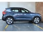 Volvo XC40 B4 Plus Dark | Trekhaak Semi-elektrisch | Adaptieve Cruise Control | Pilot Assist | Verwarmbare voorstoelen | Verwarmbaar stuurwiel | Blind Spot Information System | Verwarmbare voorruit | Parkeercamera | Parkeersensoren voor + achter |