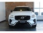 Volvo XC60 T8 Plug-in hybrid AWD R-Design Volvo XC60 T8 Recharge Automaat  AWD R-Design | Panoramadak | Premium Harman Kardon audio | 360° Parkeercamera | Google Infotaiment | Adaptive Cruise Control | Elektrisch bedienbare voorstoelen | Volvo on Call