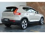 Volvo XC40 B4 Plus Dark | Trekhaak Semi-elektrisch | Adaptieve Cruise Control | Pilot Assist | Verwarmbare voorstoelen | Verwarmbaar stuurwiel | Blind Spot Information System | Verwarmbare voorruit | Parkeercamera | Parkeersensoren voor + achter |