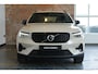 Volvo XC40 B4 Plus Dark | Trekhaak Semi-elektrisch | Adaptieve Cruise Control | Pilot Assist | Verwarmbare voorstoelen | Verwarmbaar stuurwiel | Blind Spot Information System | Verwarmbare voorruit | Parkeercamera | Parkeersensoren voor + achter |
