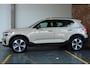 Volvo XC40 B4 Plus Dark | Trekhaak Semi-elektrisch | Adaptieve Cruise Control | Pilot Assist | Verwarmbare voorstoelen | Verwarmbaar stuurwiel | Blind Spot Information System | Verwarmbare voorruit | Parkeercamera | Parkeersensoren voor + achter |