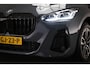 BMW 2-Serie Active Tourer 225e xDrive | Individual Storm Bay metallic | PREMIUM PACK | STUURVERWARMING | DRAADLOZE LADER | CAMERA