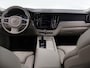 Volvo XC60 2.0 B5 Momentum Exclusive | Panoramadak | Elektrisch verstelbare Comfortstoelen + Geheugen | Navigatie | 360 Camera | DAB | Apple CarPlay/Android Auto | LED | Adaptieve Cruise Control | Ele. kofferdeksel | Harman/Kardon | Ele.wegklapbare trekhaak |