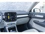 Volvo XC40 T5 Recharge R-Design | Navigatie | Stoel-/Stuurverwarming | Dodehoekdetectie | Panoramadak | Adaptieve Cruise Control | High Performance Audio | Camera | LED Koplampen | Park Assist | Volvo On Call | 19" LM