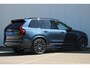 Volvo XC90 T8 Plug-in hybrid AWD Ultra Dark | 22" Velgen | Gelaagde Ruiten Rondom | Panoramisch Schuif-/Kanteldak | Wegklapbare Trekhaak | Luchtvering | Verwarmbare voorstoelen met massagefunctie en ventilatie | Bowers & Wilkins High End Audio | Head-up display | 360 Camera |