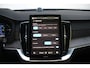 Volvo XC90 T8 Plug-in hybrid AWD Ultra Dark | 22" Velgen | Gelaagde Ruiten Rondom | Panoramisch Schuif-/Kanteldak | Wegklapbare Trekhaak | Luchtvering | Verwarmbare voorstoelen met massagefunctie en ventilatie | Bowers & Wilkins High End Audio | Head-up display | 360 Camera |