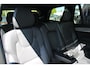 Volvo XC90 T8 Plug-in hybrid AWD Ultra Dark | 22" Velgen | Gelaagde Ruiten Rondom | Panoramisch Schuif-/Kanteldak | Wegklapbare Trekhaak | Luchtvering | Verwarmbare voorstoelen met massagefunctie en ventilatie | Bowers & Wilkins High End Audio | Head-up display | 360 Camera |