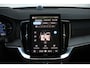 Volvo XC90 T8 Plug-in hybrid AWD Ultra Dark | 22" Velgen | Gelaagde Ruiten Rondom | Panoramisch Schuif-/Kanteldak | Wegklapbare Trekhaak | Luchtvering | Verwarmbare voorstoelen met massagefunctie en ventilatie | Bowers & Wilkins High End Audio | Head-up display | 360 Camera |