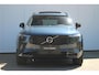 Volvo XC90 T8 Plug-in hybrid AWD Ultra Dark | 22" Velgen | Gelaagde Ruiten Rondom | Panoramisch Schuif-/Kanteldak | Wegklapbare Trekhaak | Luchtvering | Verwarmbare voorstoelen met massagefunctie en ventilatie | Bowers & Wilkins High End Audio | Head-up display | 360 Camera |