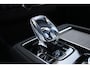 Volvo XC90 T8 Plug-in hybrid AWD Ultra Dark | 22" Velgen | Gelaagde Ruiten Rondom | Panoramisch Schuif-/Kanteldak | Wegklapbare Trekhaak | Luchtvering | Verwarmbare voorstoelen met massagefunctie en ventilatie | Bowers & Wilkins High End Audio | Head-up display | 360 Camera |