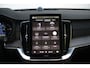 Volvo XC90 T8 Plug-in hybrid AWD Ultra Dark | 22" Velgen | Gelaagde Ruiten Rondom | Panoramisch Schuif-/Kanteldak | Wegklapbare Trekhaak | Luchtvering | Verwarmbare voorstoelen met massagefunctie en ventilatie | Bowers & Wilkins High End Audio | Head-up display | 360 Camera |
