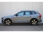 Volvo XC60 T6 Plug-in hybrid AWD Plus Dark | Panoramisch Schuif-/Kanteldak | Adaptive Cruise & Pilot Assist | Verwarmbare voorstoelen + achterbank | 360 Camera | Apple carplay/Android auto | Verwarmbaar stuurwiel | Wegklapbare Trekhaak |